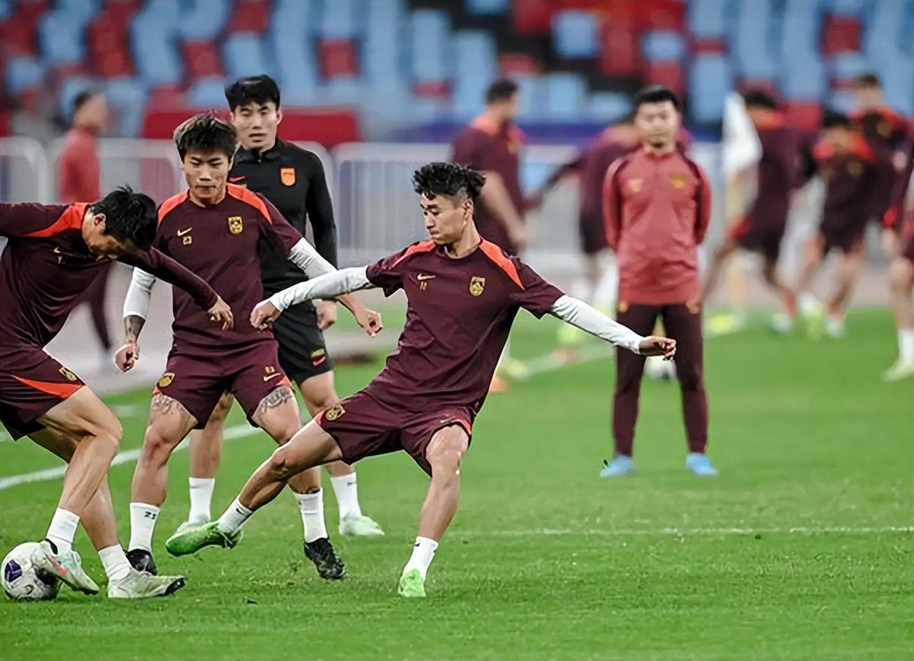 世界杯官网入口-振奋！中国男足逼平身价十亿豪门，天才中锋爆发，给U23做出榜样