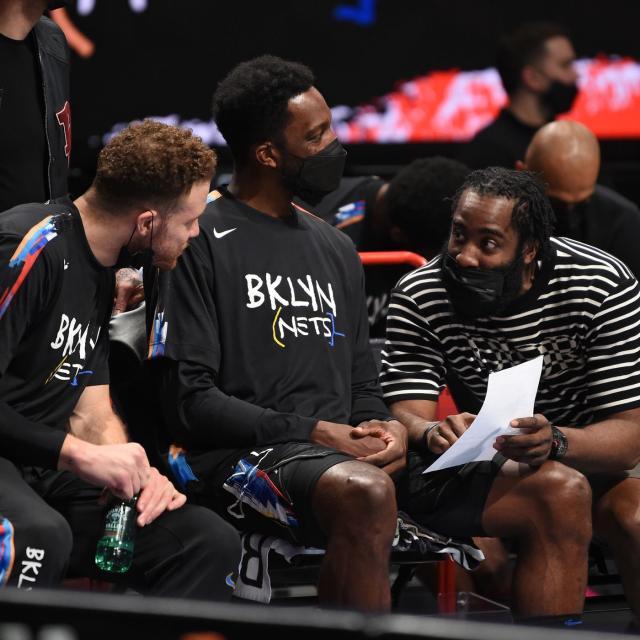 世界杯手机直播-雄鹿连扳两场大胜篮网 欧文伤退死神独木难支